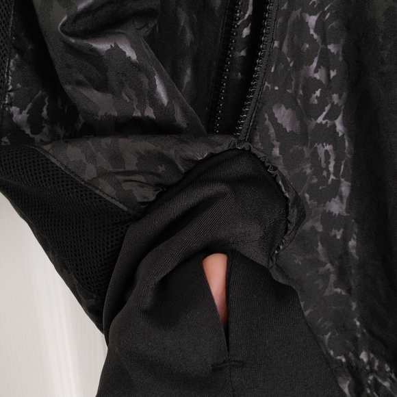 Zyia Active Medium Black Animal Print Lightweight Mesh Windbreaker Jade Jacket - Picture 6 of 16